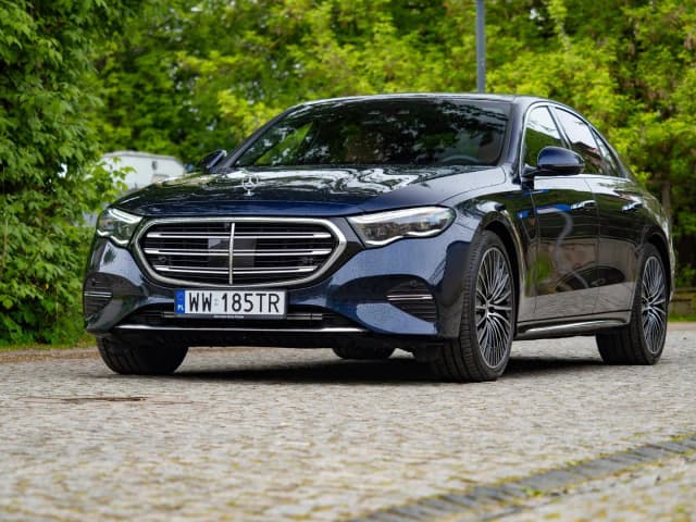Mercedes-Benz klasa E – najważniejsze cechy i porównania z konkurencją Mercedes-Benz klasa E – najważniejsze cechy i porównania z konkurencją