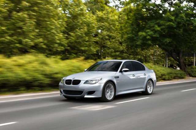 BMW M5 z silnikiem V10 – moc, osiągi i historia, której nie znasz BMW M5 z silnikiem V10 – moc, osiągi i historia, której nie znasz
