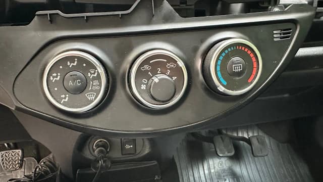 Jak włączyć klimatyzację w Toyota Yaris i cieszyć się komfortem w upały Jak włączyć klimatyzację w Toyota Yaris i cieszyć się komfortem w upały