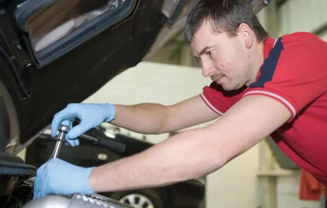 Jak wymontować rozrusznik Toyota Avensis T25 bez zbędnych problemów Jak wymontować rozrusznik Toyota Avensis T25 bez zbędnych problemów