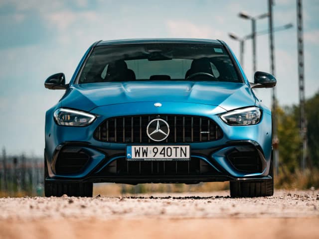 Mercedes-Benz C 63 AMG – szczegółowe informacje, osiągi i porównania Mercedes-Benz C 63 AMG – szczegółowe informacje, osiągi i porównania