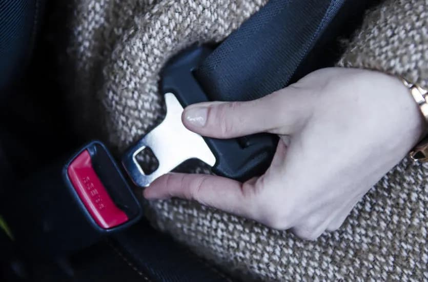 Jak zbudowany jest pas bezpieczeństwa i dlaczego ratuje życie? Budowa i zasada działania Jak zbudowany jest pas bezpieczeństwa i dlaczego ratuje życie? Budowa i zasada działania