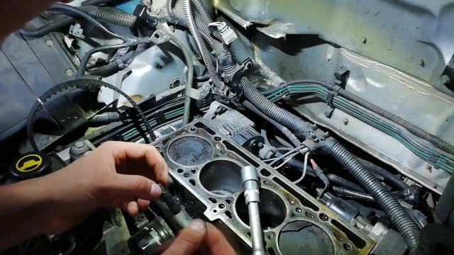 Jak skutecznie wykręcić urwaną śrubę z bloku silnika bez problemów Jak skutecznie wykręcić urwaną śrubę z bloku silnika bez problemów